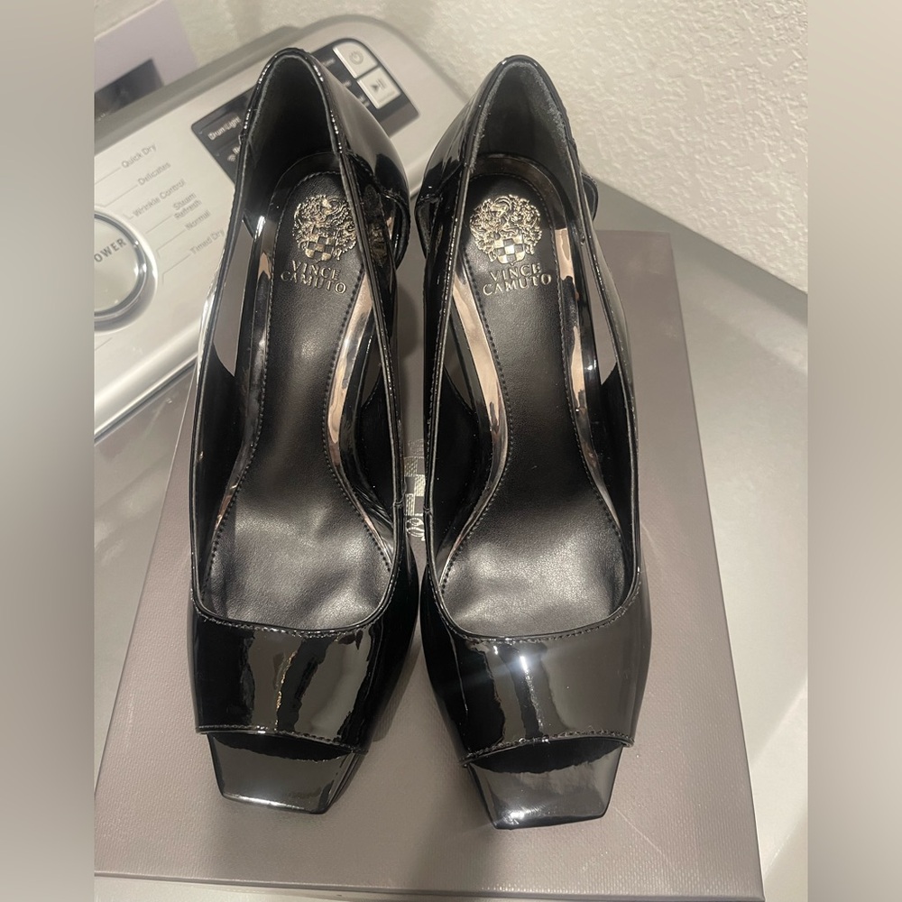 Vince Camuto
Lizanie Patent Leather Peep Toe Dress Pump
Women’s size 8